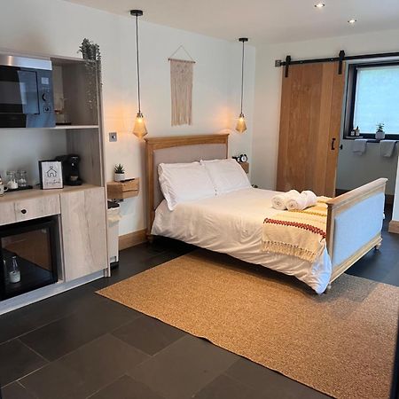 Luxury Courtyard Studio In Llangollen Bagian luar foto