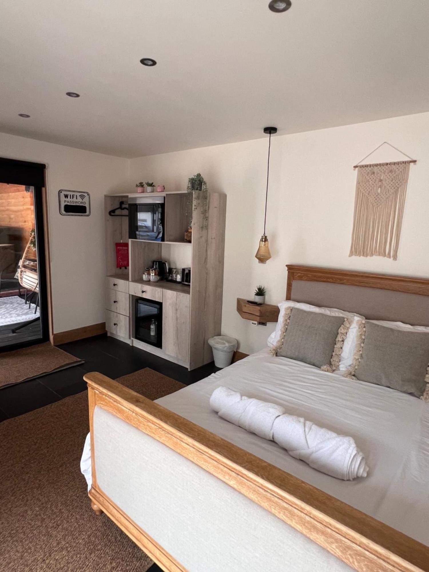 Luxury Courtyard Studio In Llangollen Bagian luar foto